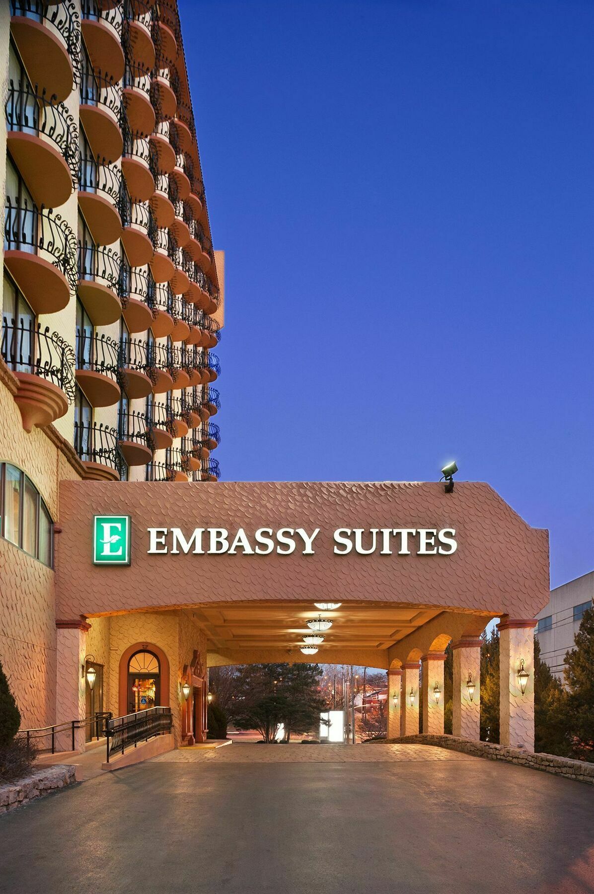 Embassy Suites By Hilton Kansas City Plaza Exterior photo